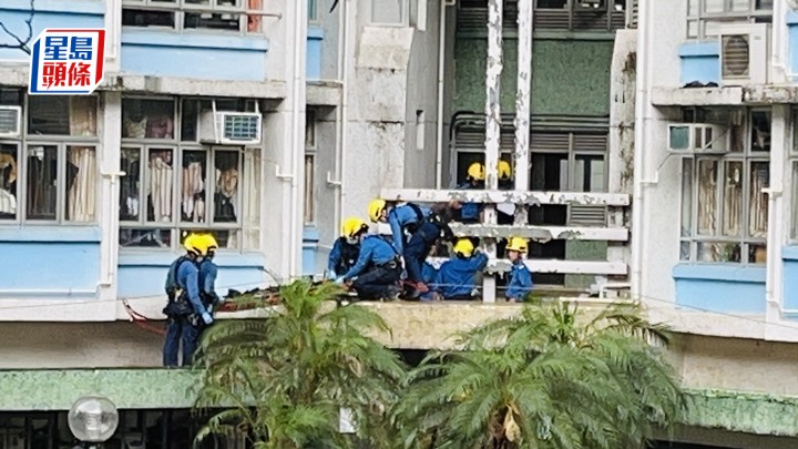 消防用擔架將女子遺體移送往地面。蔡楚輝攝