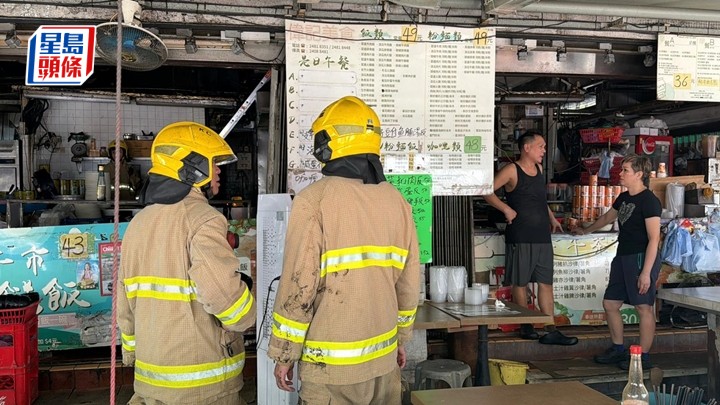 葵順街熟食市場一大排檔煮食搶火，引起火災。劉漢權攝
