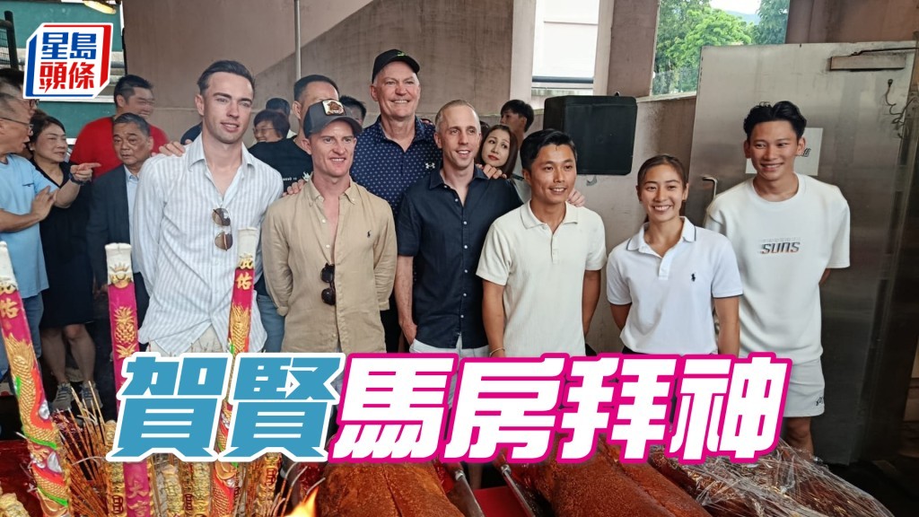 賀賢與一眾騎師合照。