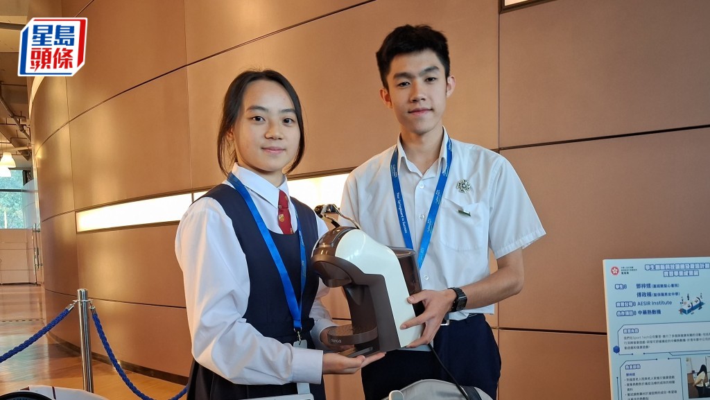 參與計劃的學生鄧梓煣（左）與另一名學生傅政楠（右）研發「中藥熱敷機」原型機，冀配合線上問診等技術，讓長者足不出戶也能接受治療。歐文瀚攝