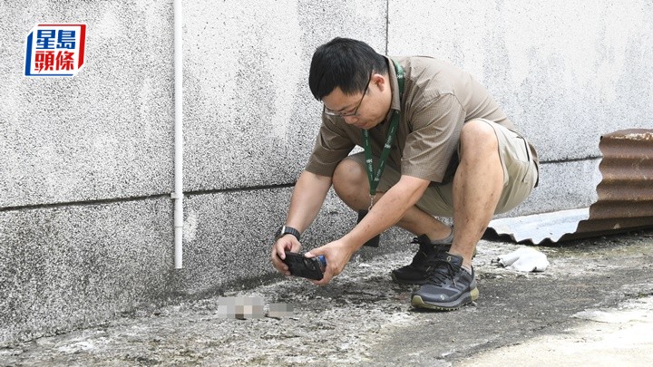 警員拍下資料調查。楊偉亨攝