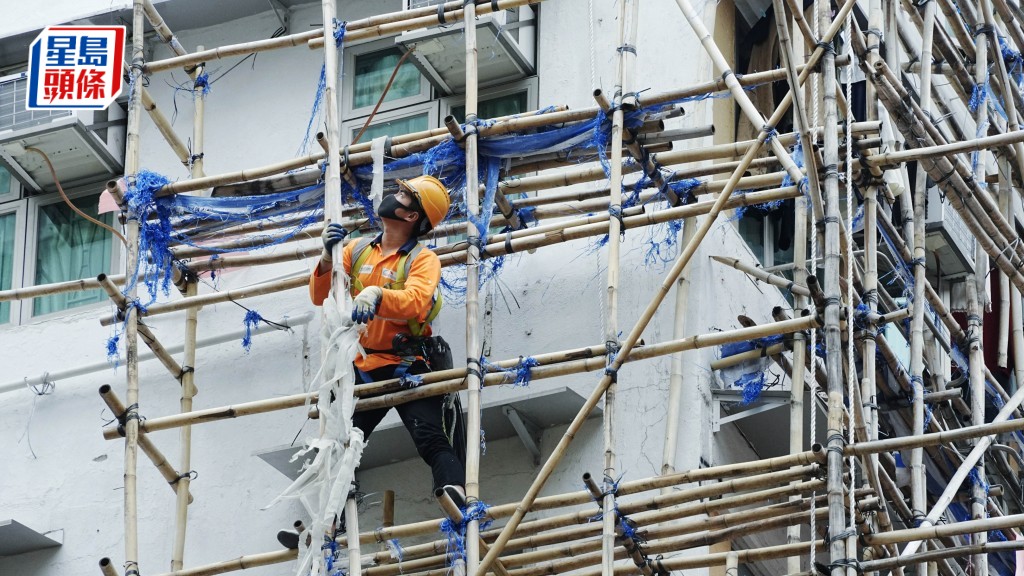 鄧家彪指有聽聞部分有問題的法團正「踩行油」，企圖在新法例實施前盡快通過大型維修項目。資料圖片