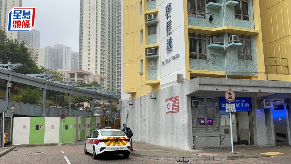 一名男子由啟信樓墮下倒臥地面,昏迷送院。警員到場調查。林思明攝