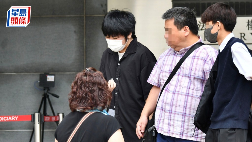 湯耀生（白口罩）於輕鐵站放下玩具炸彈於售票機上，被控炸彈嚇詐罪，經審訊後裁定罪名不成立。盧江球攝