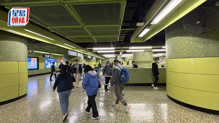 港鐵灣仔站附近有物阻礙路軌，港島綫上環站至鰂魚涌站列車服務一度受阻。梁國峰攝