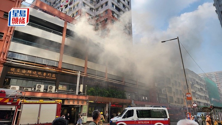 新蒲崗爵祿街停車場有汽車自焚。fb:香港突發事故報料區