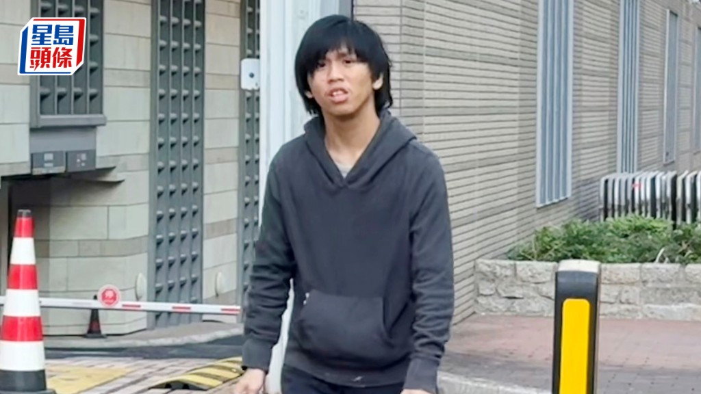 被告毛志傑稱因一時貪玩手多搣走選舉海報一角，他承認刑損壞一罪，押後下月28日判刑。黃巧兒攝