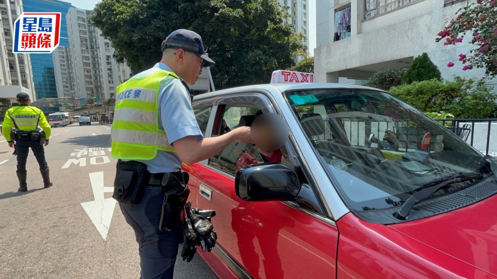 的士因無在斑馬線停車讓路，司機被罰款450元及記3分。楊偉亨攝