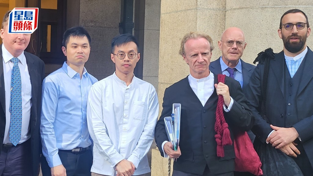 兩名答辯人 Infinger Nick(左二)李亦豪(左三)和卸用大律師Timonthy Otty(右三)。王仁昌攝