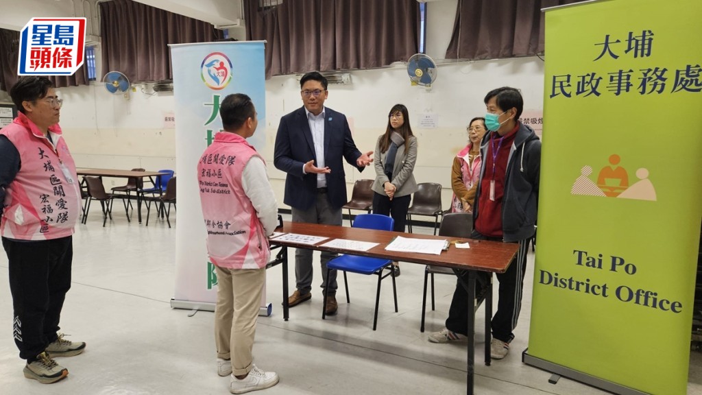 民政及青年事務局副局長梁宏正(左三)於傍晚亦前往大埔社區中心。民政及青年事務局FB圖片