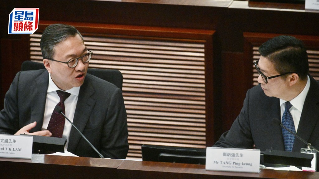 律政司司長林定國（左）與保安局局長鄧炳強。蘇正謙攝