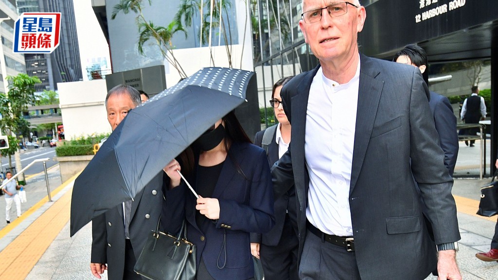 被告王見菁（黑傘黑口罩女子）被控2項勒索、4項未經同意下發布私密影像及3項威脅發布私密影像罪。盧江球攝