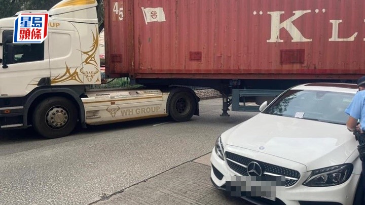 貨櫃車受平治房車影響無法轉出南昌街。fb:車cam L(香港群組)