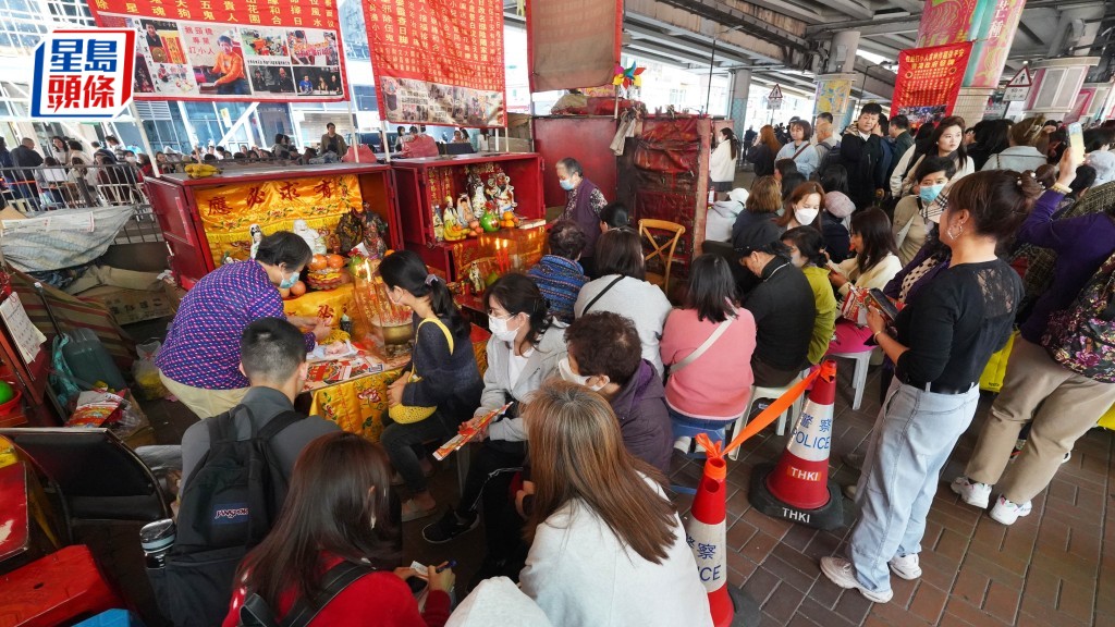 今日（5日）驚蟄，銅鑼灣鵝頸橋底迎來一年一度的「打小人」高峰。
