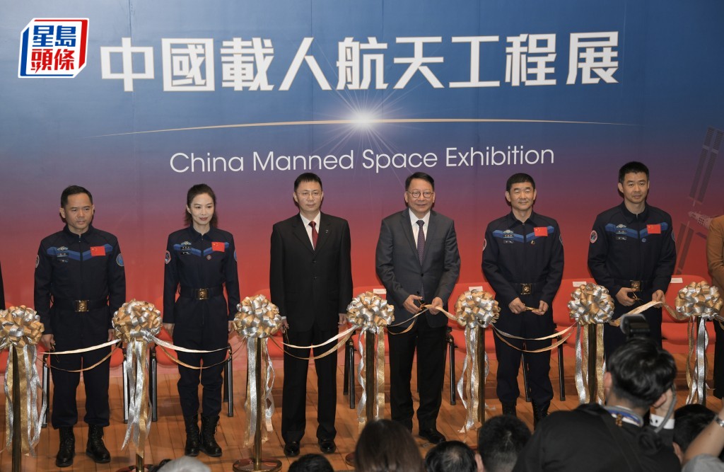 中國載人航天工程代表團今早到科學館為中國載人航天工程展揭幕。黃偉強攝