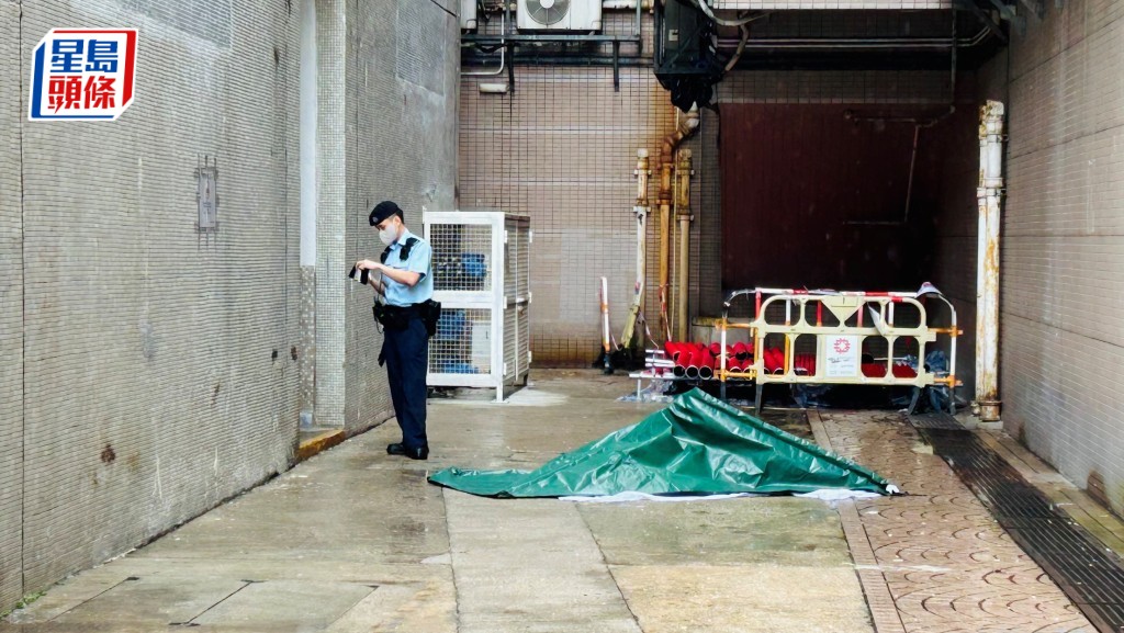 男子梯間墮下,倒臥地面身亡。蔡楚輝攝