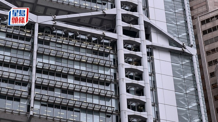 匯豐銀行總部因有懸垂物需封鎖一段路面。徐裕民攝
