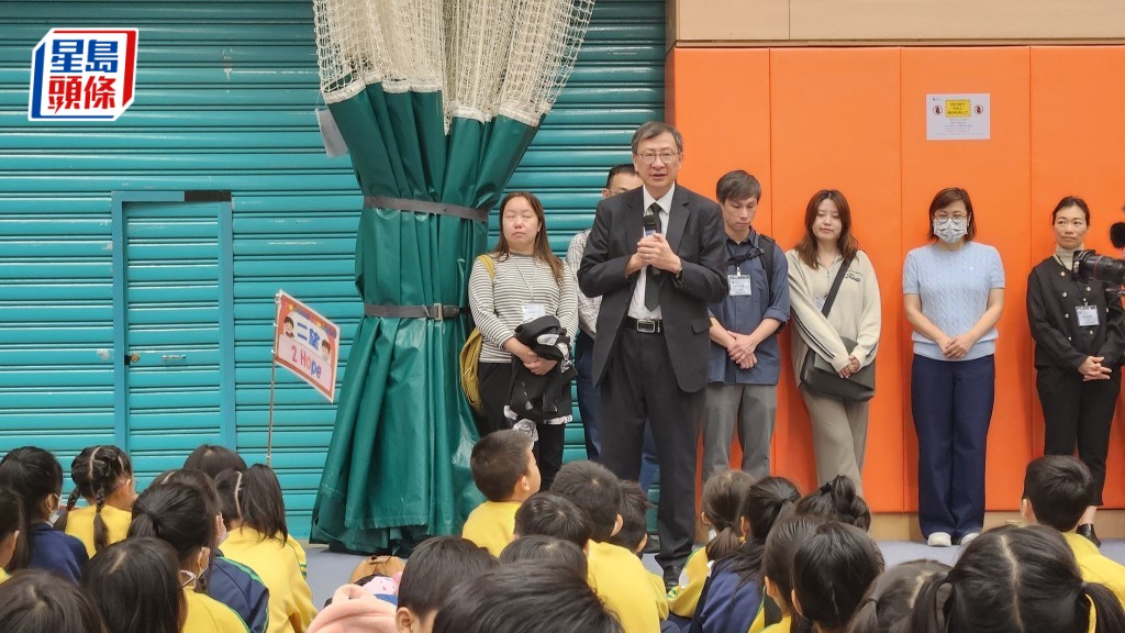 教大校長李子建（圖中）昨日勉勵大埔浸信會公立學校的學生要有信心，對前景抱有希望。大埔浸信會公立學校Facebook專頁圖片