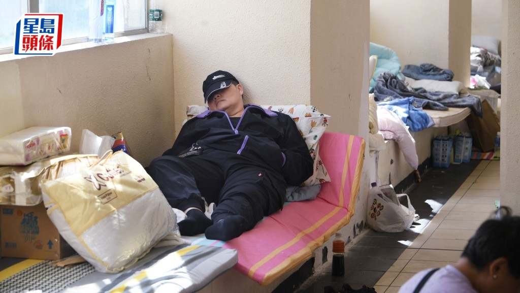 大埔宏福苑前日（26日）發生大火，警方緊急疏散鄰近的廣福邨廣禮樓居民，他們選擇暫時在廣福商場露宿。陳浩元攝