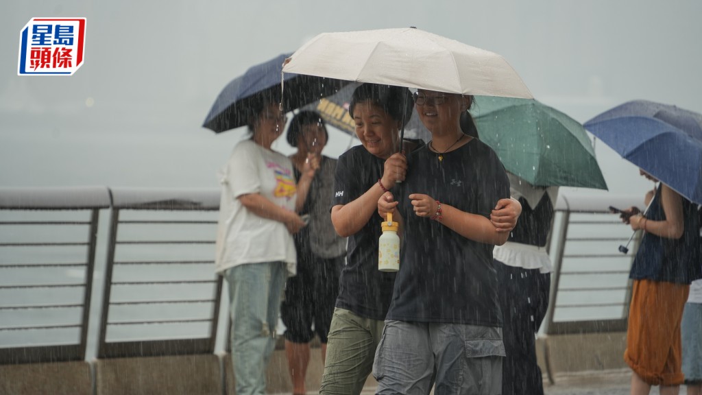 暴雨下「超前部署」宣布停課 有學校取消畢業禮 議員感愕然 鄧飛:聽朝先通知仲狼狽