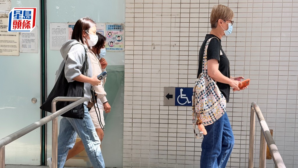 死者女親友到殮房認屍，神情哀傷。梁國峰攝