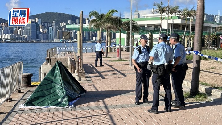 警方用帳篷遮蔽男子遺體進行調查。梁國峰攝