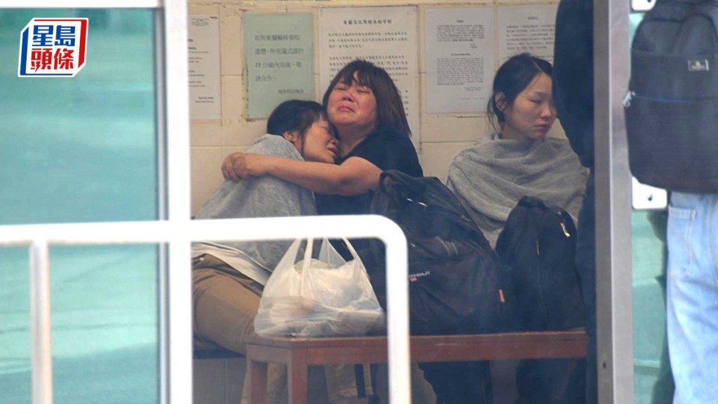 繆母親伏在女親友懷內傷心痛哭，繆女友（圖右）亦悲愴不已。楊偉亨攝