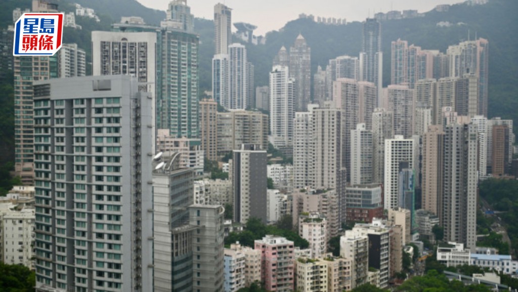 市民關注財政預算是否會宣布對樓市「撤辣」。資料圖片