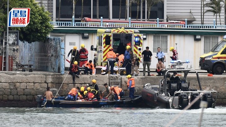 柴灣一家四口觀浪母子墮海，父親跳海救人，消防將3人救起。盧江球攝