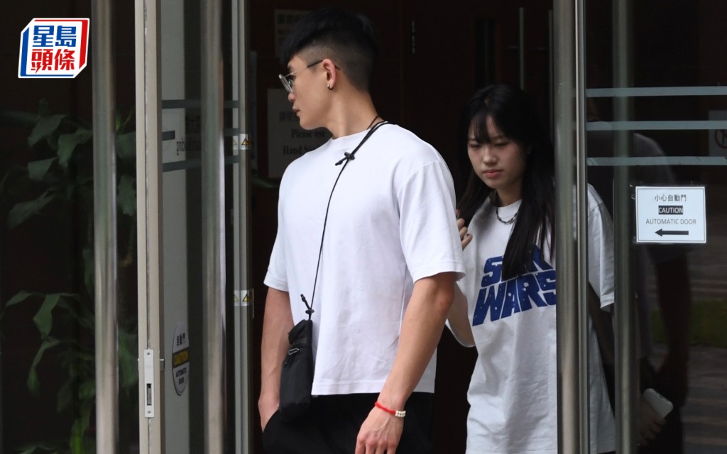 李兆聰（左）涉7.1「搶犯」案，獲准繼續保釋候訊。何君健攝