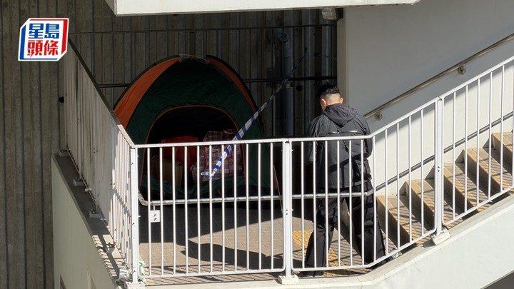 探員重返行人天橋搜證。梁國峰攝