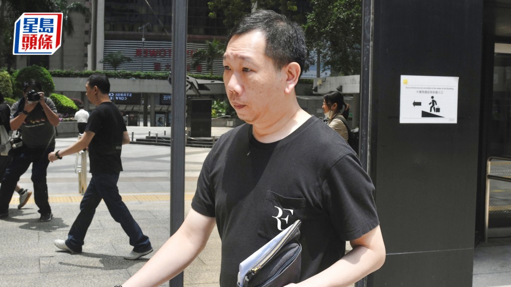 事主陳嘉健稱「我無意識下俾人推咗出去，完全防範唔到」。何君健攝
