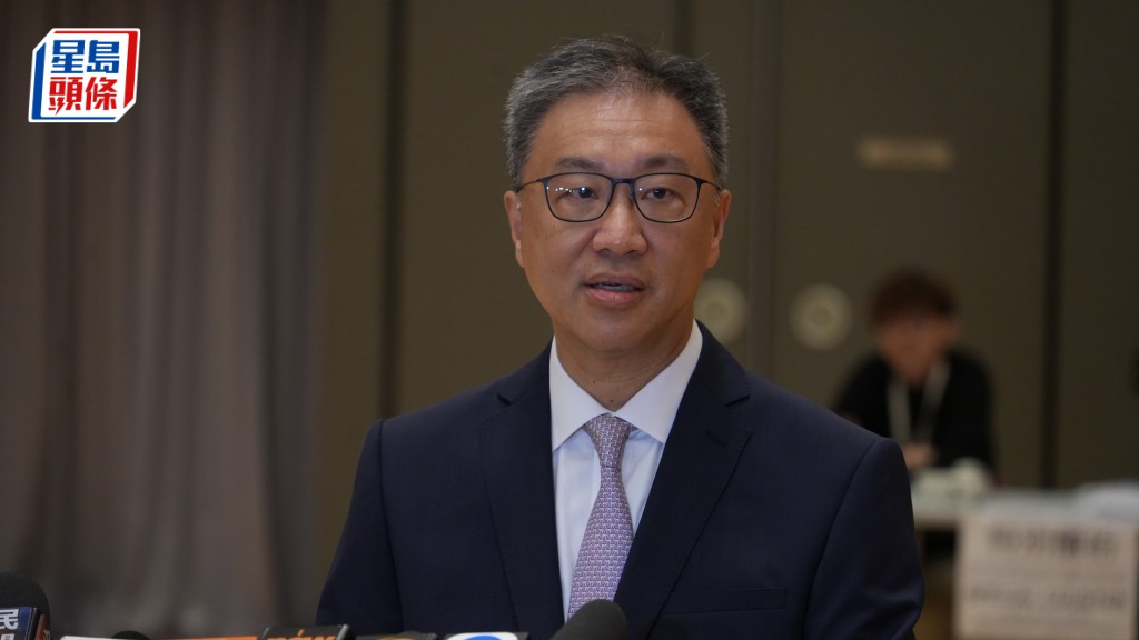 選管會主席陸啟康巡視模擬票站，他表示選舉的籌備工作已進入直路，正作最後衝刺。吳艷玲攝