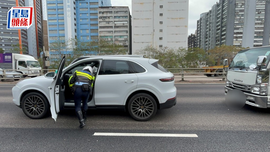 私家車與貨車相撞。林思明攝
