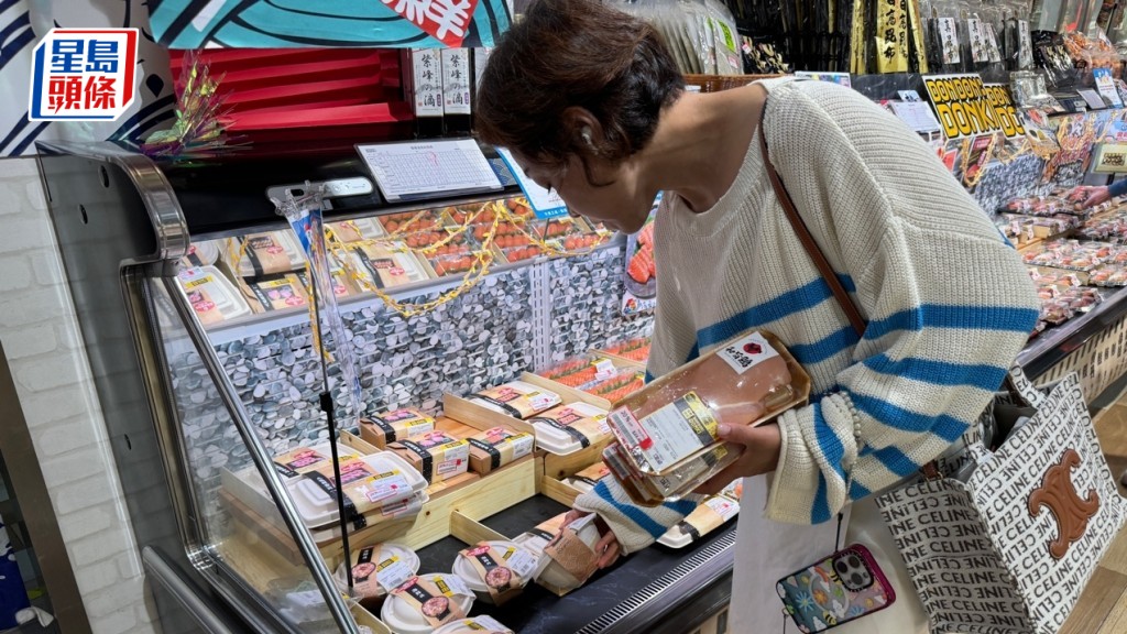 有日式超市日前出售「盲盒壽司」,引起市民熱議,環保署發文重申其實可用膠盒盛載。陳俊豪攝