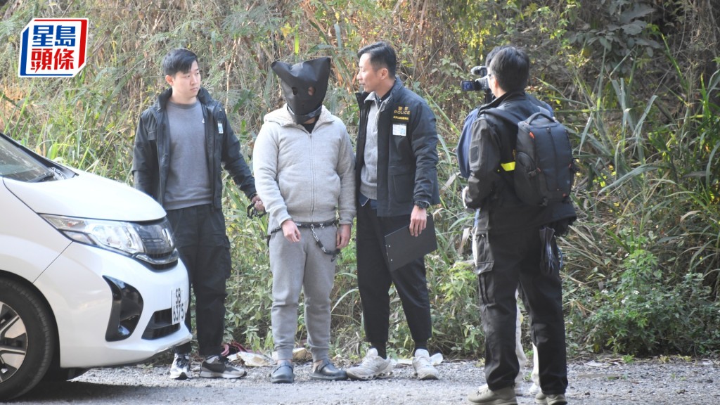 日前探员押解其中一名被捕男子到亦园路港深西部公路桥底重组案情。资料图片
