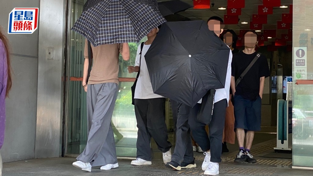 被告劉本晞(傘下黑色波鞋者)侮辱國歌罪成候懲。雷璟怡攝