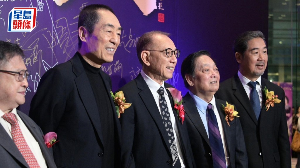英皇集團主席楊受成(左3)、導演張藝謀(左2)、演員張國立(右1)等人出席「第十八屆世界傑出華人頒獎典禮」。蘇正謙攝