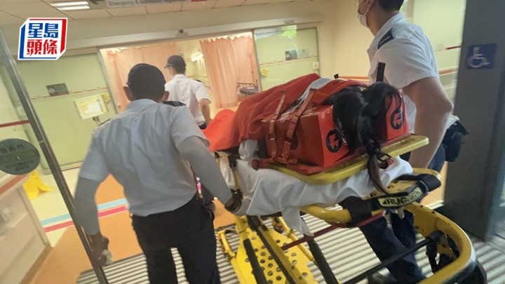 墮樓女生由救護車送院搶救。蔡楚輝攝