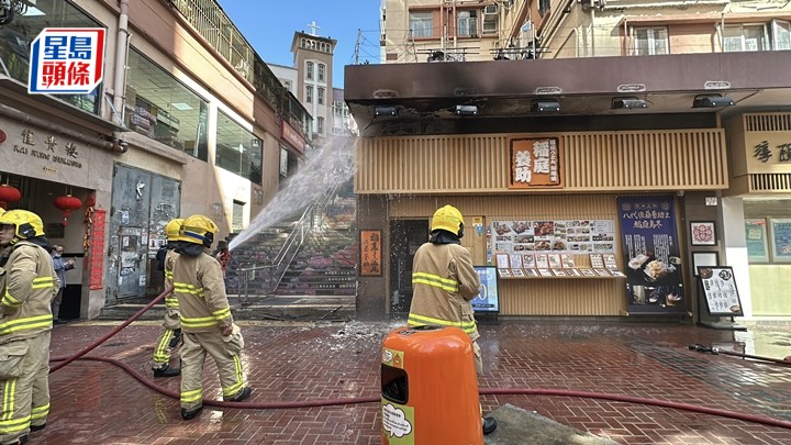 消防員射水灌救。劉漢權攝