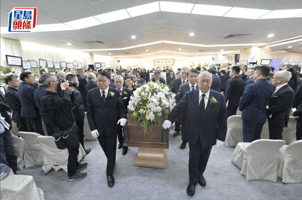 澳門前特首何厚鏵和香港政務司司長陳國基等人出席扶靈。