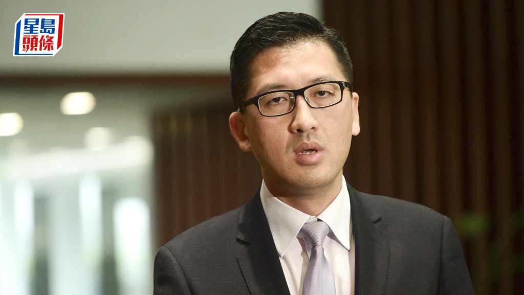 林卓廷自辯稱曾伸手拍石禮謙肩膊「要佢注意到我」，並表明要提名。資料圖片