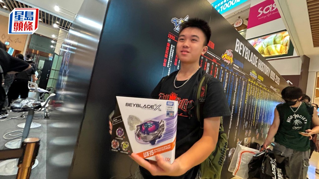 黃同學排隊17小時終購得心頭好，喜形於色。蔡楚輝攝