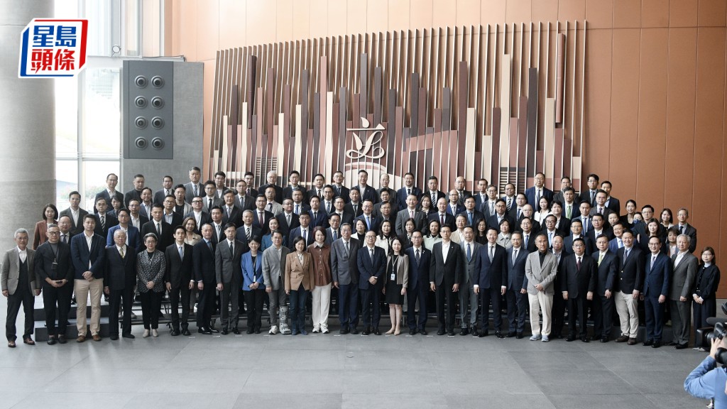 立法会选举︱梁君彦率第七、八届全体议员见传媒 鼓励新旧议员沟通交流、薪火相传