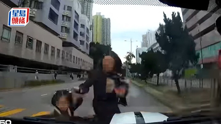 兩母女突然衝出馬路捱撞。fb：大埔 TAI PO