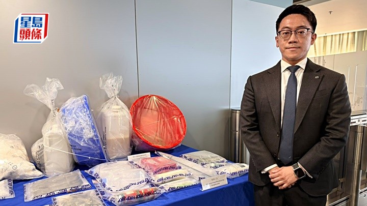 警方展示檢獲的證物。
