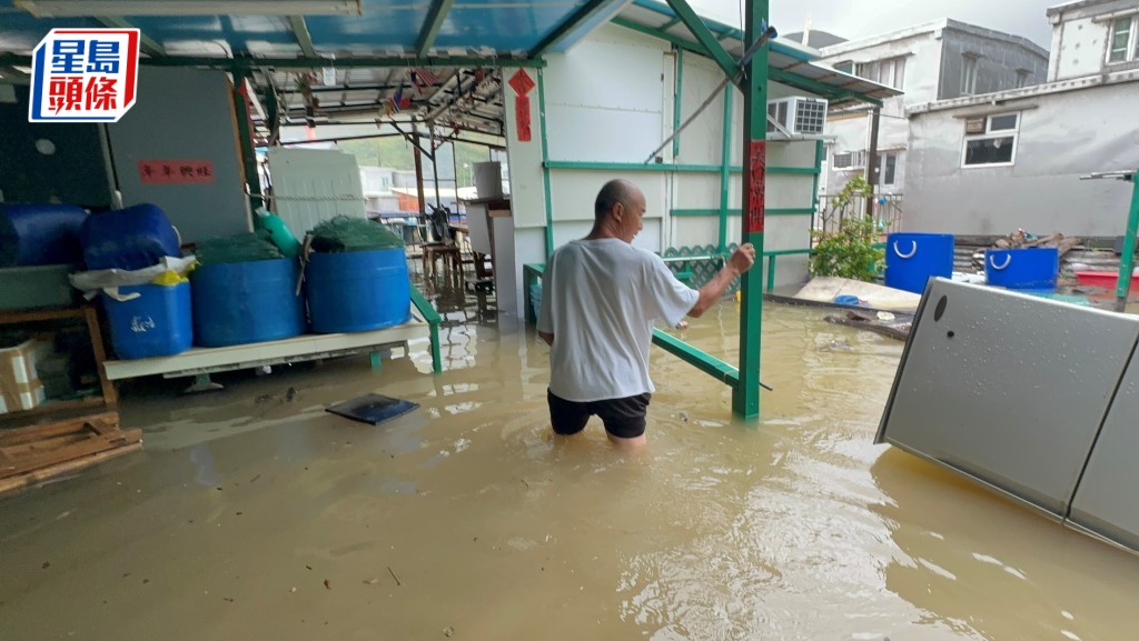 大澳居民何先生全屋水浸，水深至大腿。梁國峰攝