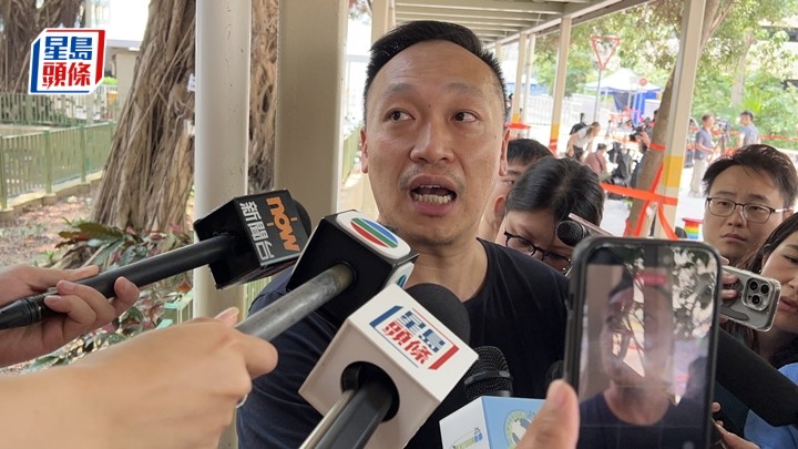 24樓居民林先生自言「代父從軍」，返回單位執拾細軟。蔡楚輝攝