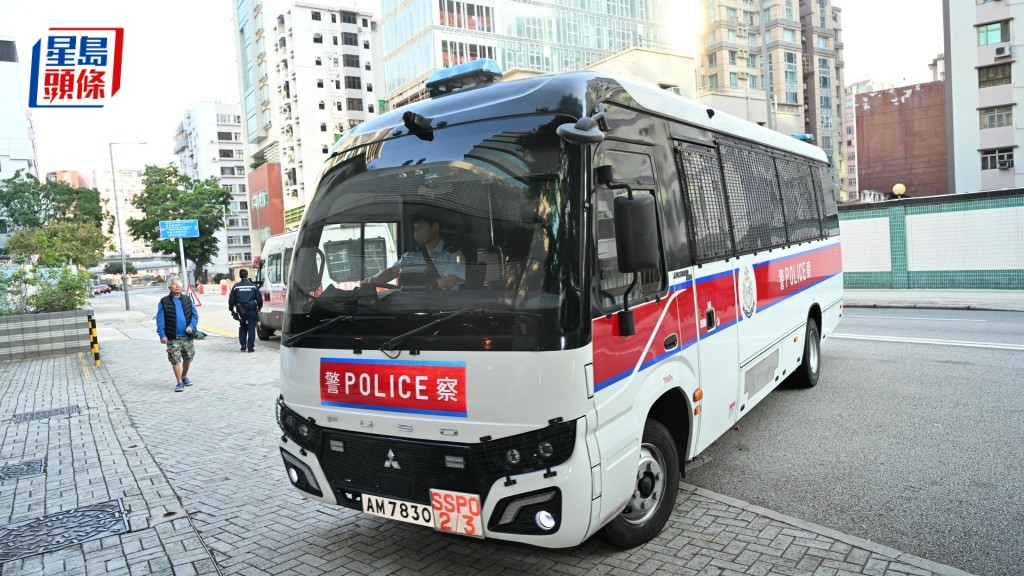 被告由警察囚車載往法院出庭。蘇正謙攝