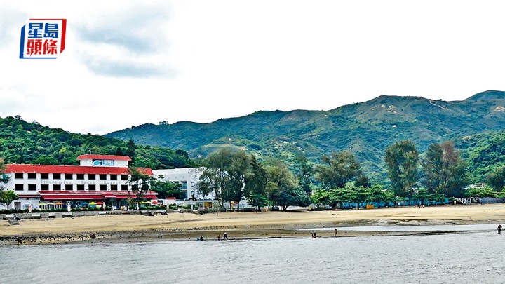 男子於銀礦灣泳灘嬉水後，全身濕透摘野莓誤碰燈柱觸電亡。資料圖片